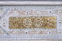 GINER Y COLOMER Malle de rangement en bois de manguier avec finition blanc vieilli, ouverture par le dessus, détails en bronze - 48 x 148 x 43 cm